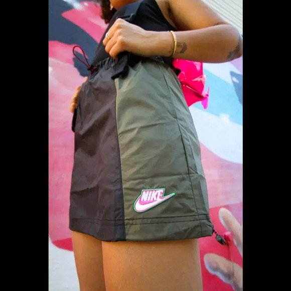 Nike Sportswear Icon Clash Athleisure Woven Mini Skirt Green/Black Medium NWOT - Picture 4 of 15